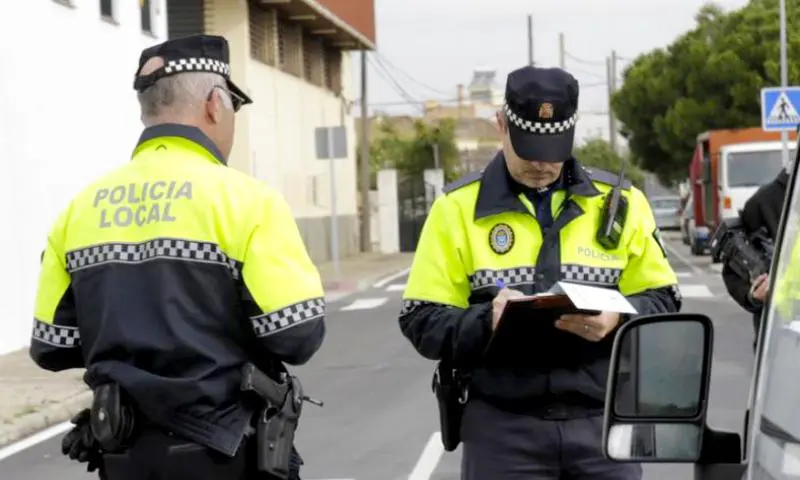 2 policías locals apuntada dades de un vehiculo